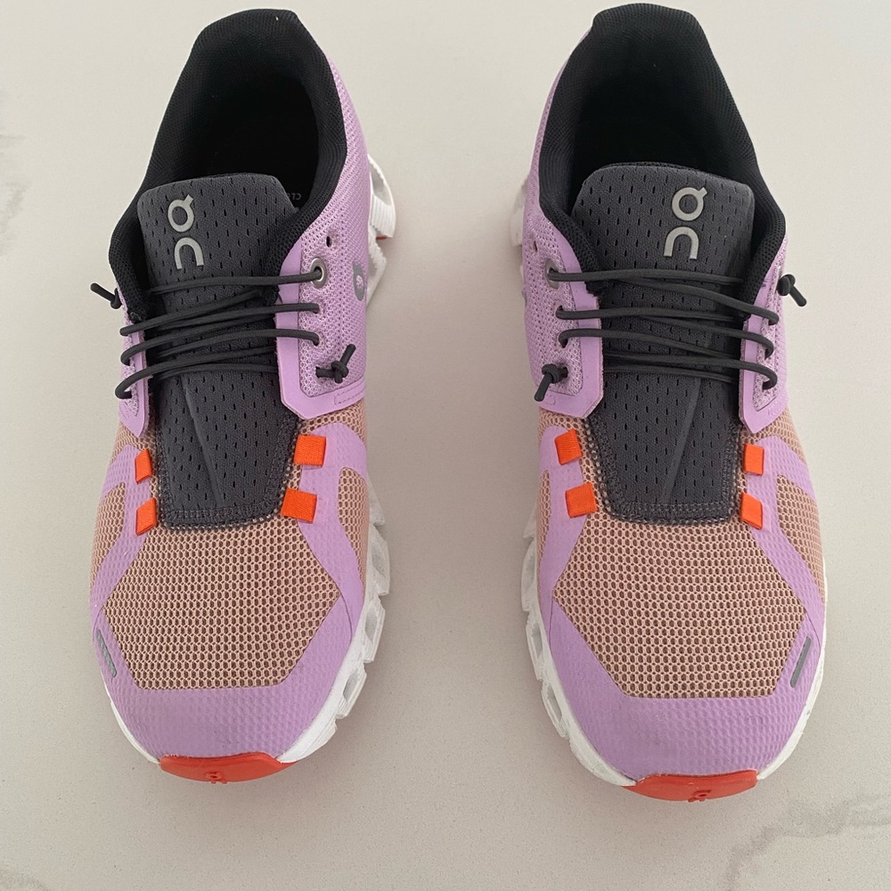 ON Cloud 5 Women’s Running shoe- Like New.